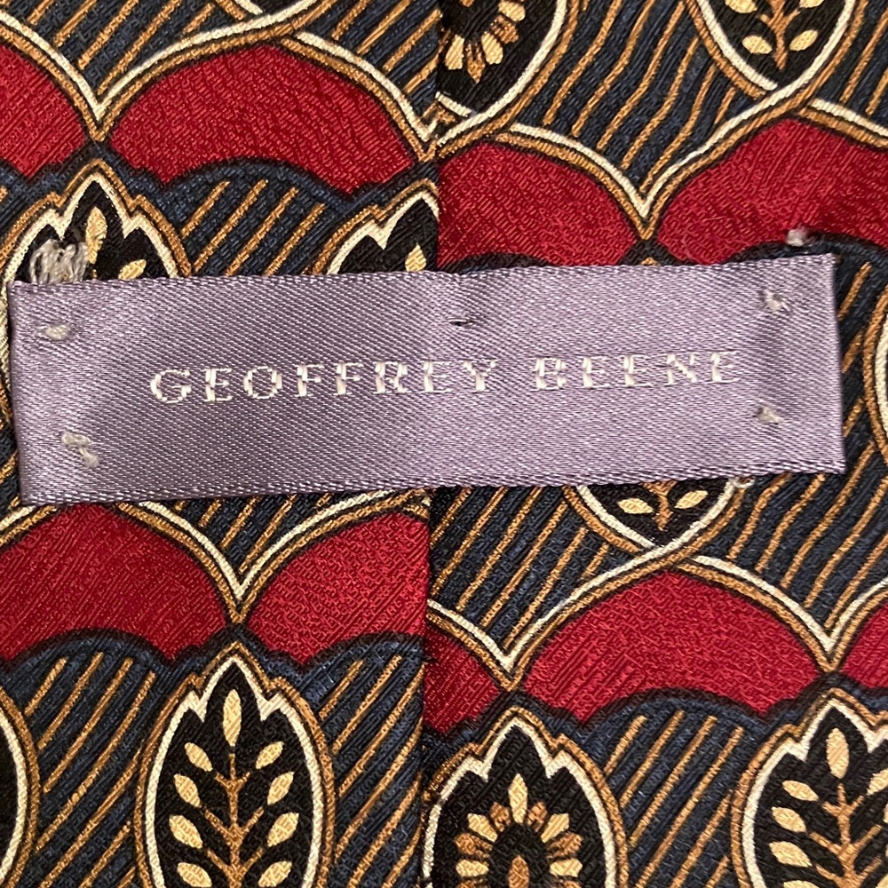 Vintage Geoffrey Beene silk tie, large foulard pattern, red, blue